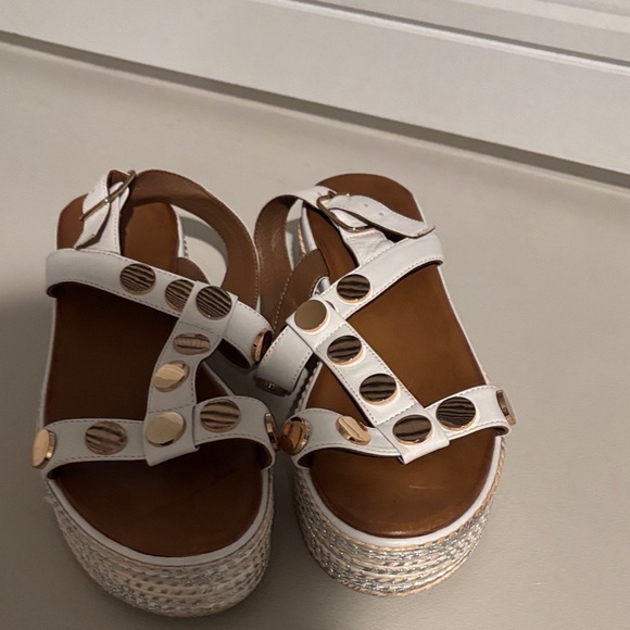 Elegant White and Tan Women's Sandals - Picture 1 of 3